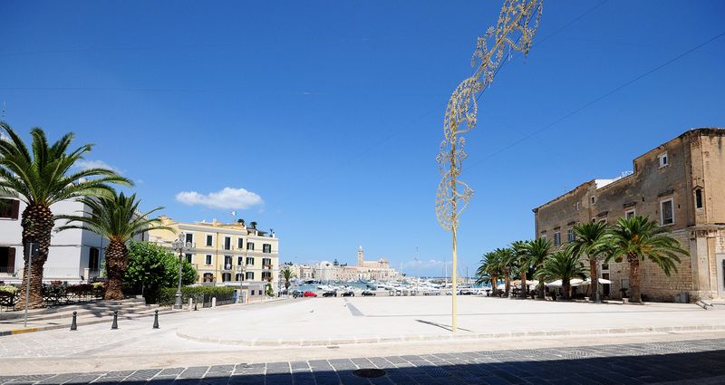 File:Trani - Piazza Gaetano Quercia.jpg