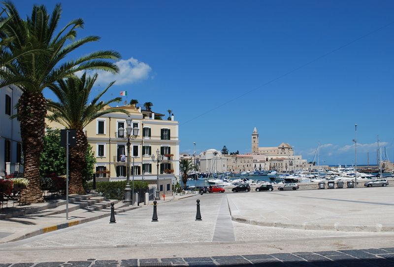 File:Trani - Piazza Gaetano Quercia - 1.jpg