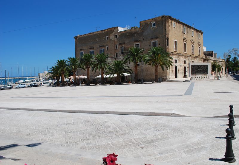 File:Trani - Piazza Gaetano Quercia - 4.jpg