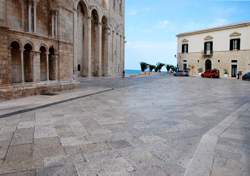 File:Trani - Piazza Mons. Reginaldo M. Addazi Arcivescovo - 2.jpg