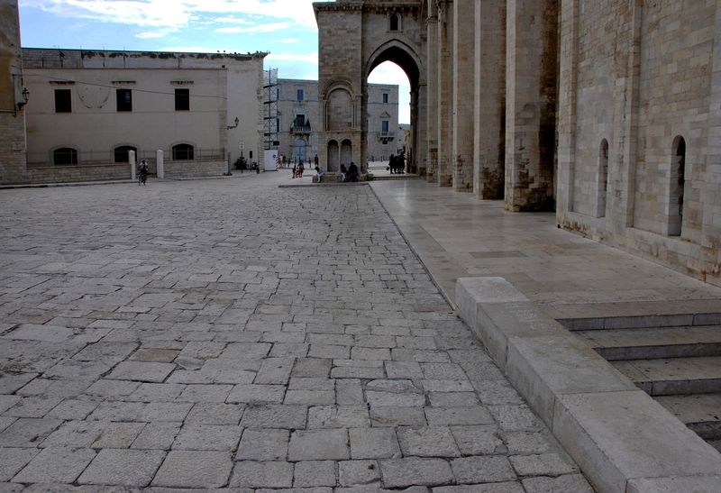 File:Trani - Piazza Mons. Reginaldo M. Addazi Arcivescovo - 3.jpg