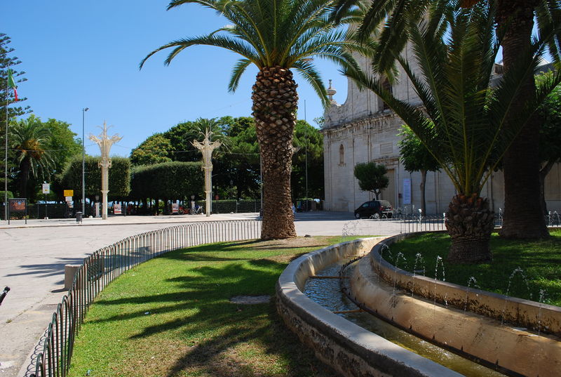 File:Trani - Piazza del Plebiscito - con fontana.jpg