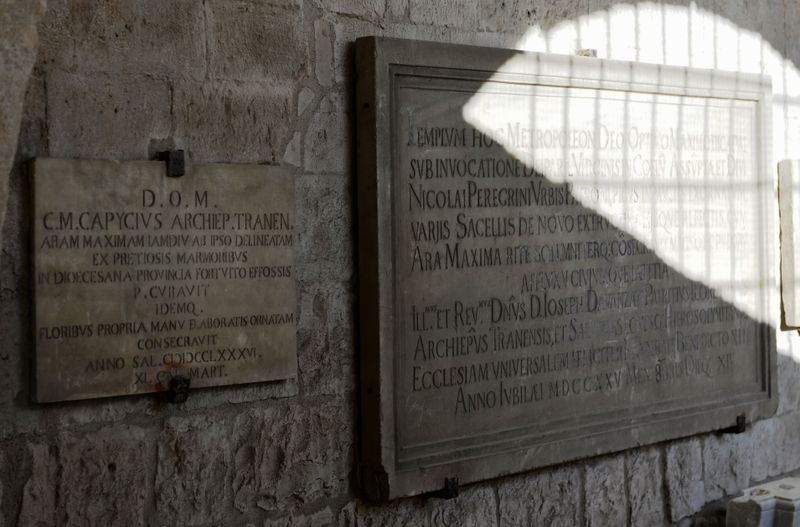 File:Trani - lapidi ingresso cripta.jpg