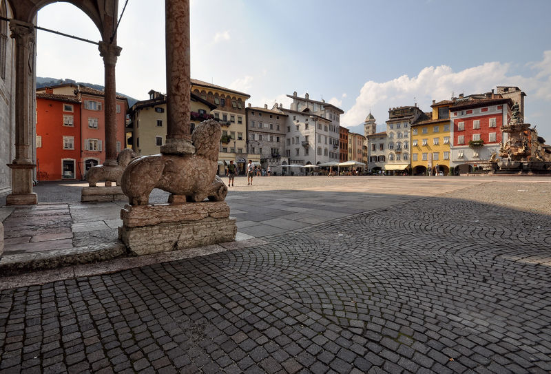 File:Trento - Piazza Duomo 4.jpg