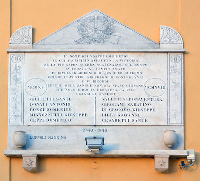 Trevi - Lapide ai caduti delle due guerre - Facciata chiesa.jpg