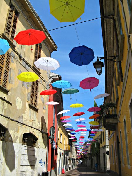File:Treviglio - Decorazioni in via Sangalli.jpg