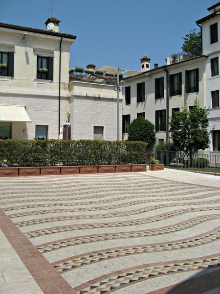 File:Treviso - Piazzetta.jpg