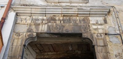 Tricarico - Portale dei Cavalieri di Malta - particolare con epigrafe.jpg