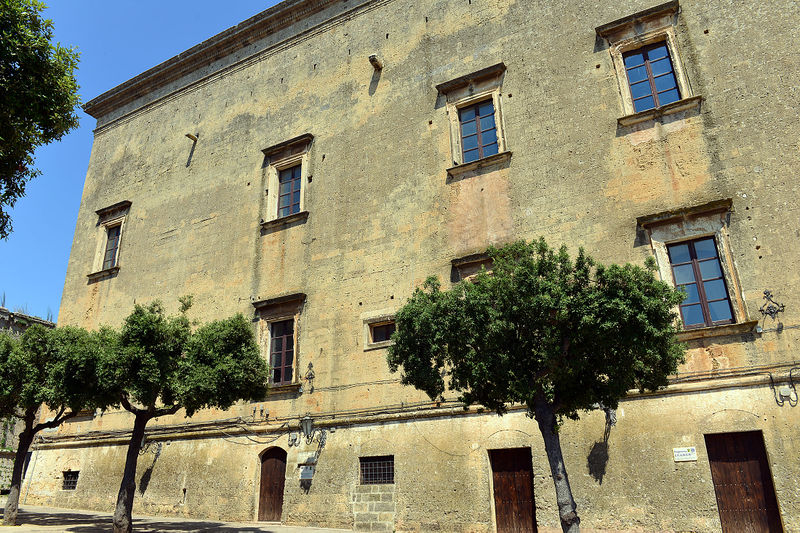 File:Tricase - Castello Principi Gallone.jpg