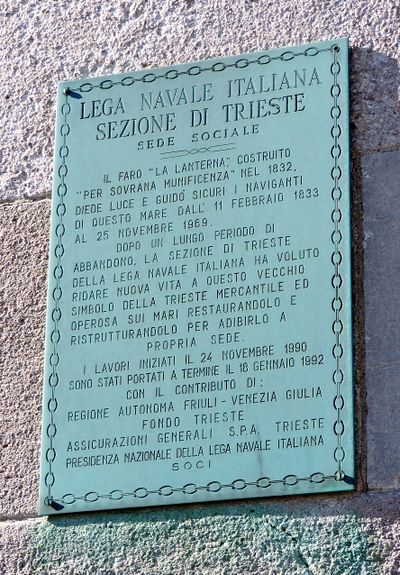 Trieste - Lapide sul Faro Lanterna.jpg