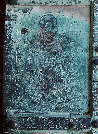 Troia - Lapidi sulle Formelle del Duomo - Johannes episcopvs.jpg