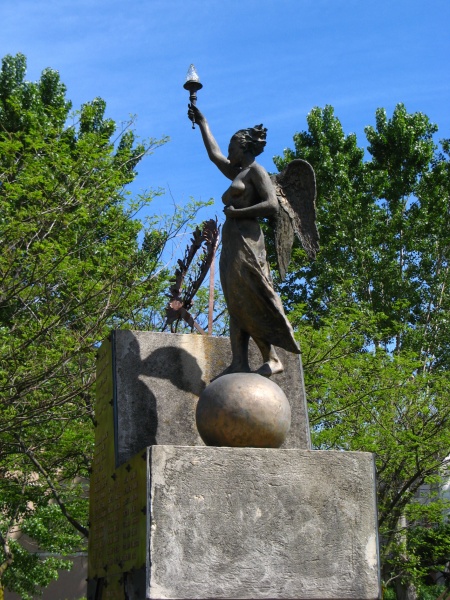 File:Truccazzano - Monumento ai caduti.jpg