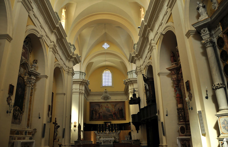File:Ugento - interno del Duomo.jpg