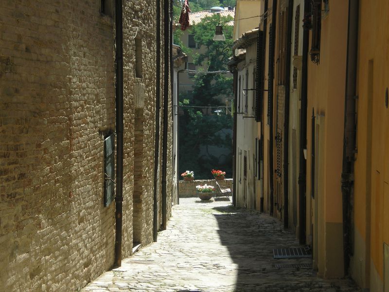 File:Urbania - Via cittadina 1.jpg