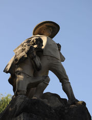 Valdaora - la statua di Peter Sigmayr.jpg