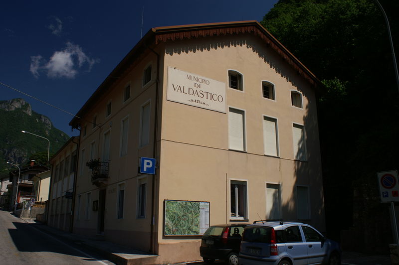 File:Valdastico - Il Municipio.jpg