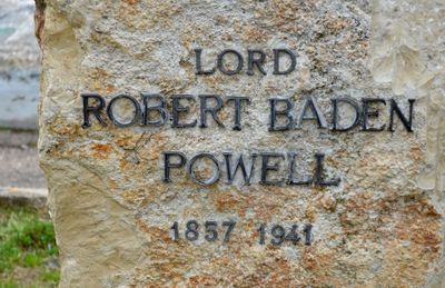 Valenzano - Monumento a Lord Baden Powell - lapide sul monumento.jpg