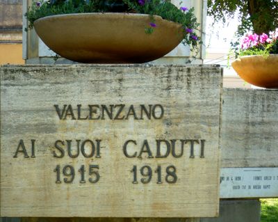 Valenzano - Monumento ai combattenti del 1945 - lapide al monumento 2.jpg