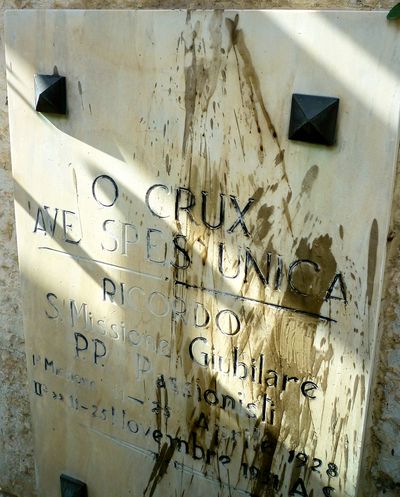 Valenzano - Monumento alla Croce Passionista - lapide sul monumento.jpg