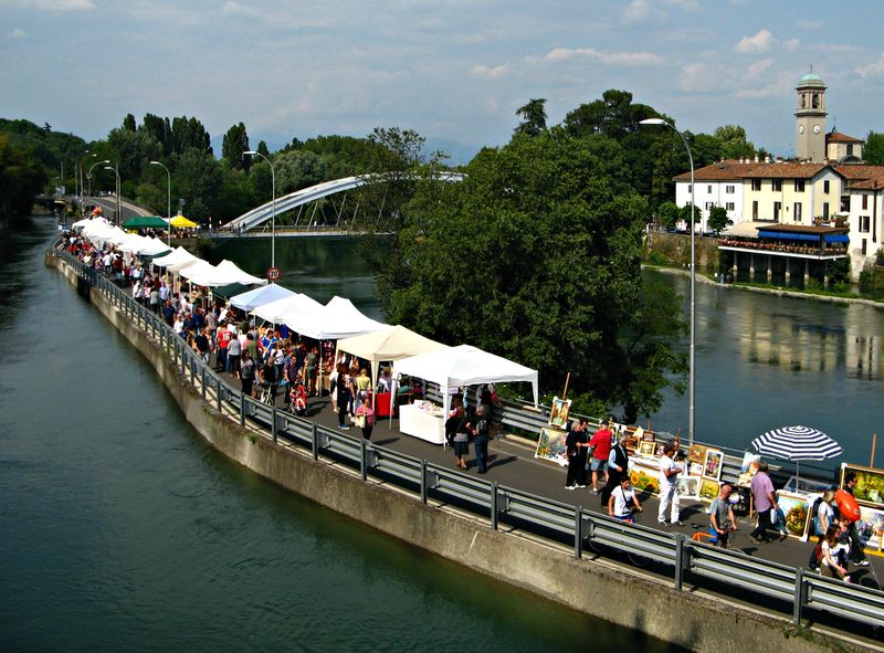 File:Vaprio d'Adda - Mercato sull'alzaia.jpg