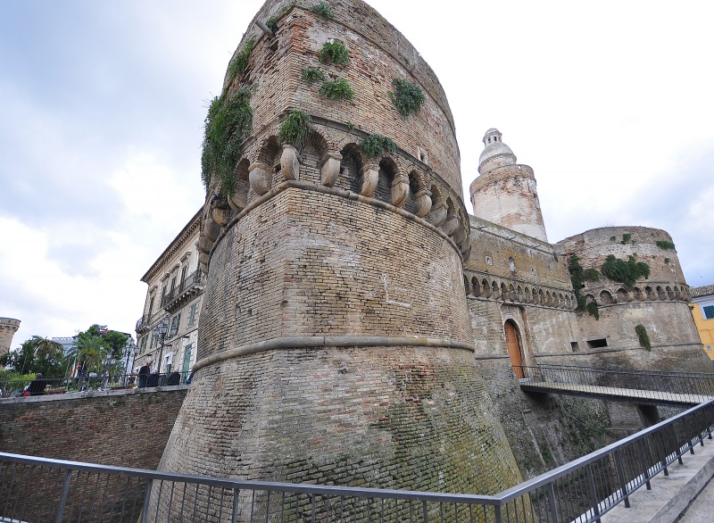 File:Vasto - Castello Caldoresco.jpg