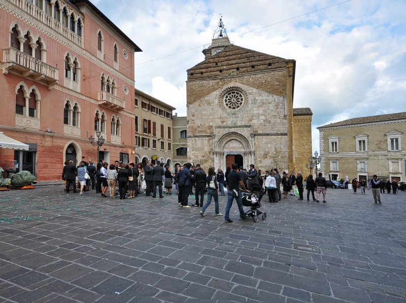 File:Vasto - Piazza Indipendenza.jpg