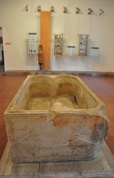 File:Vasto - Tomba.jpg