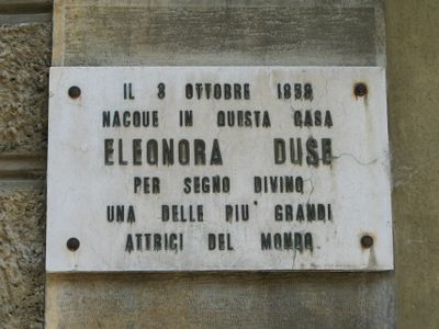 Vigevano - Lapide a Eleonora Duse.jpg