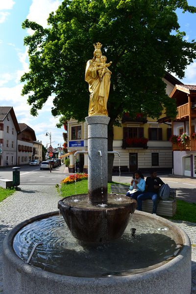 File:Villabassa - Fontana in Piazza Europa 2.jpg