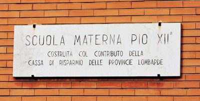 Vizzolo Predabissi - Lapide sulla scuola materna.jpg