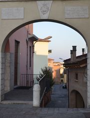 Volta Mantovana - Le due Lapidi e lo stemma di Volta M-- - Piazza Garibaldi.jpg
